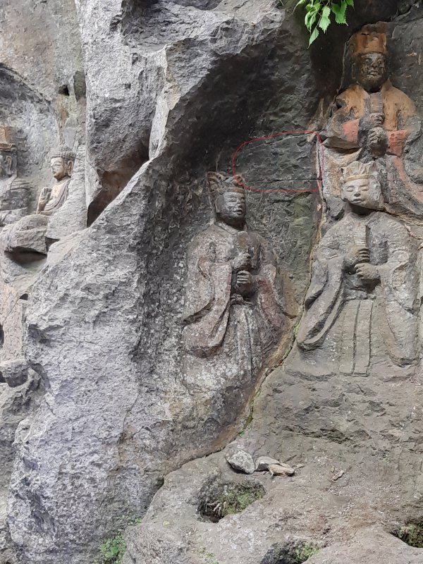 ホキ石仏第1群第4龕：頭の高さで岩に亀裂が入っている