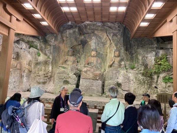 5/3に開催されたガイドツアーでは、ガイドさんの説明を聞きながら約20名のお客様が石仏を詳しくご覧になられました。