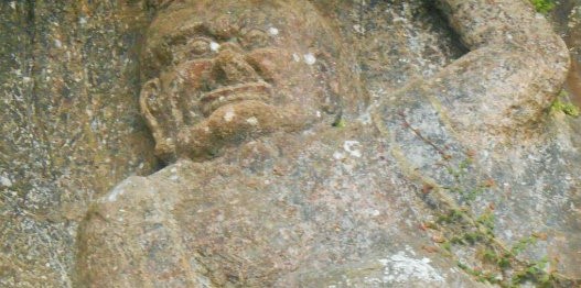 口元を引き締めた厳めしい吽形