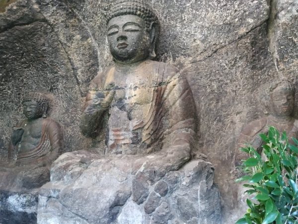 一色濃い山王山石仏の釈迦如来さま